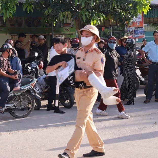 Cảm động hình ảnh CSGT dầm mưa phân luồng, tiếp sức sĩ tử mùa thi- Ảnh 7.