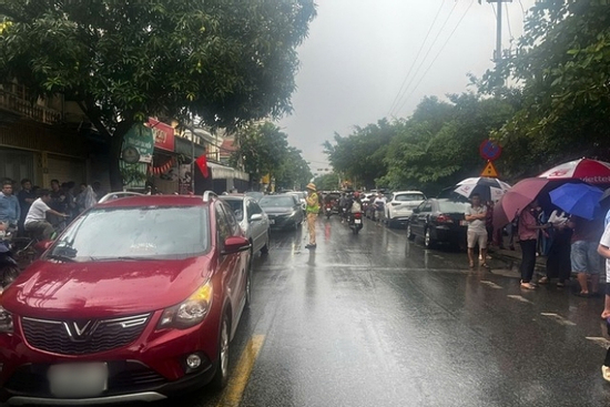 Hình ảnh CSGT dầm mưa phân luồng, tiếp sức sĩ tử trong mùa thi