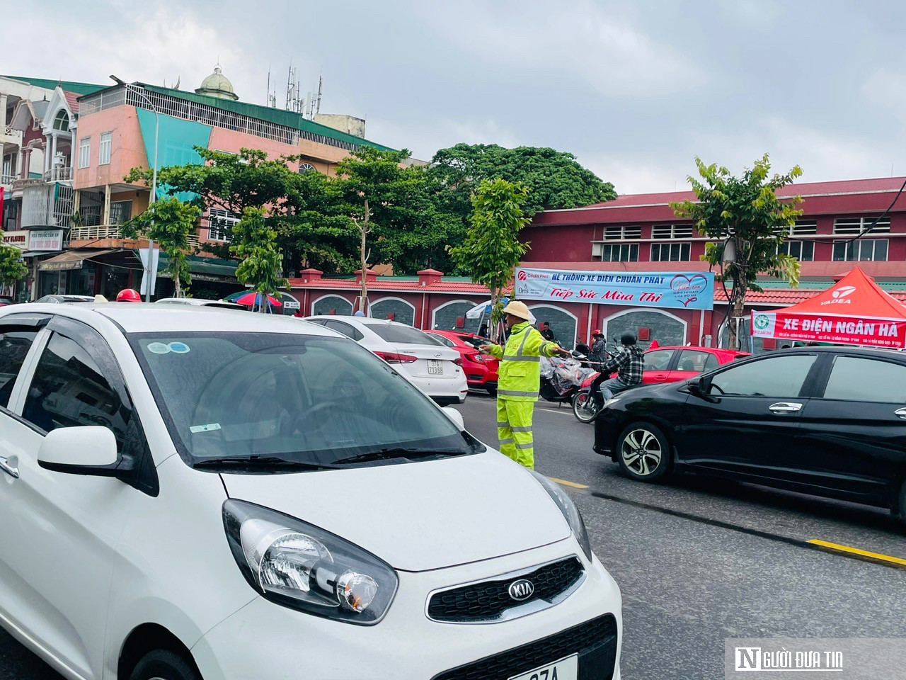 Cảm động hình ảnh CSGT dầm mưa phân luồng, tiếp sức sĩ tử mùa thi- Ảnh 6.