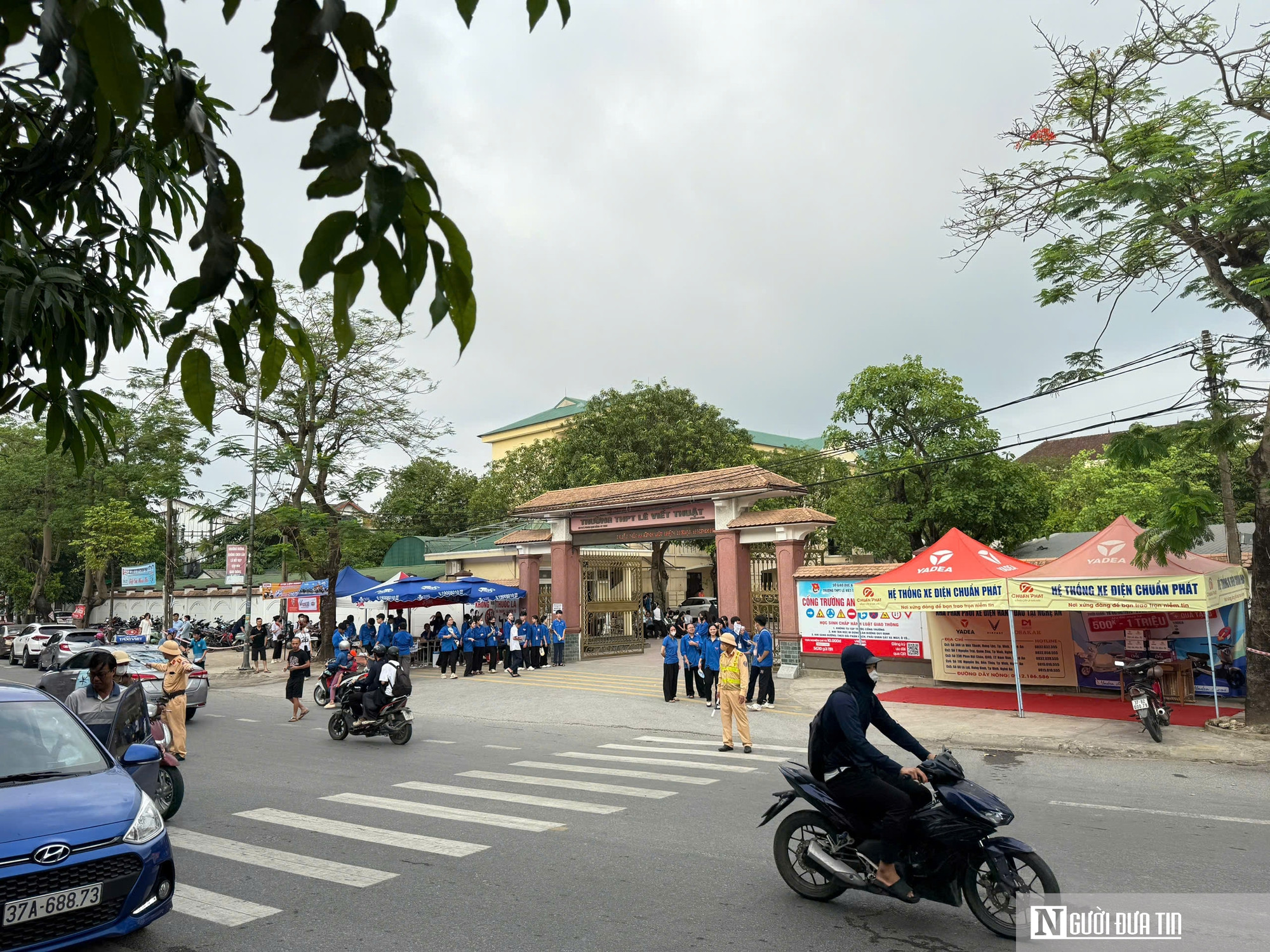 Cảm động hình ảnh CSGT dầm mưa phân luồng, tiếp sức sĩ tử mùa thi- Ảnh 9.