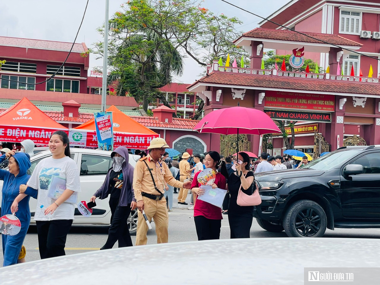 Cảm động hình ảnh CSGT dầm mưa phân luồng, tiếp sức sĩ tử mùa thi- Ảnh 4.