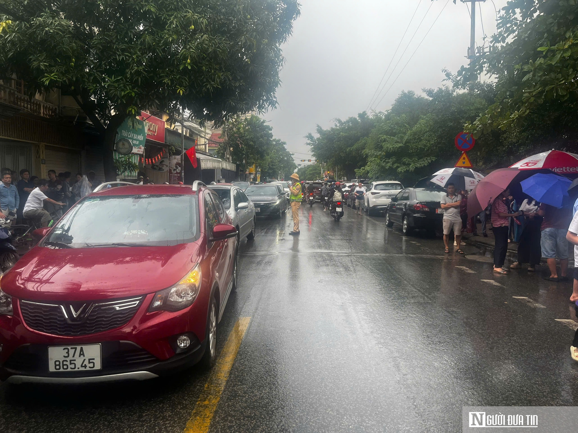 Cảm động hình ảnh CSGT dầm mưa phân luồng, tiếp sức sĩ tử mùa thi- Ảnh 2.