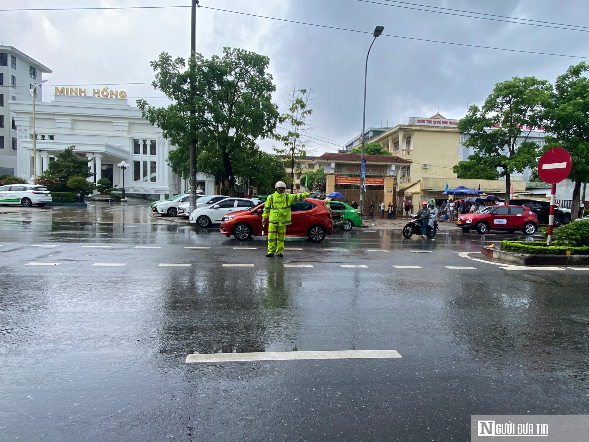 Cảm động hình ảnh CSGT dầm mưa phân luồng, tiếp sức sĩ tử mùa thi- Ảnh 1.