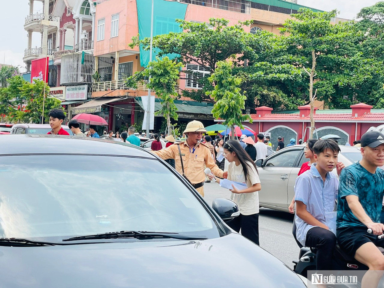 Cảm động hình ảnh CSGT dầm mưa phân luồng, tiếp sức sĩ tử mùa thi- Ảnh 5.