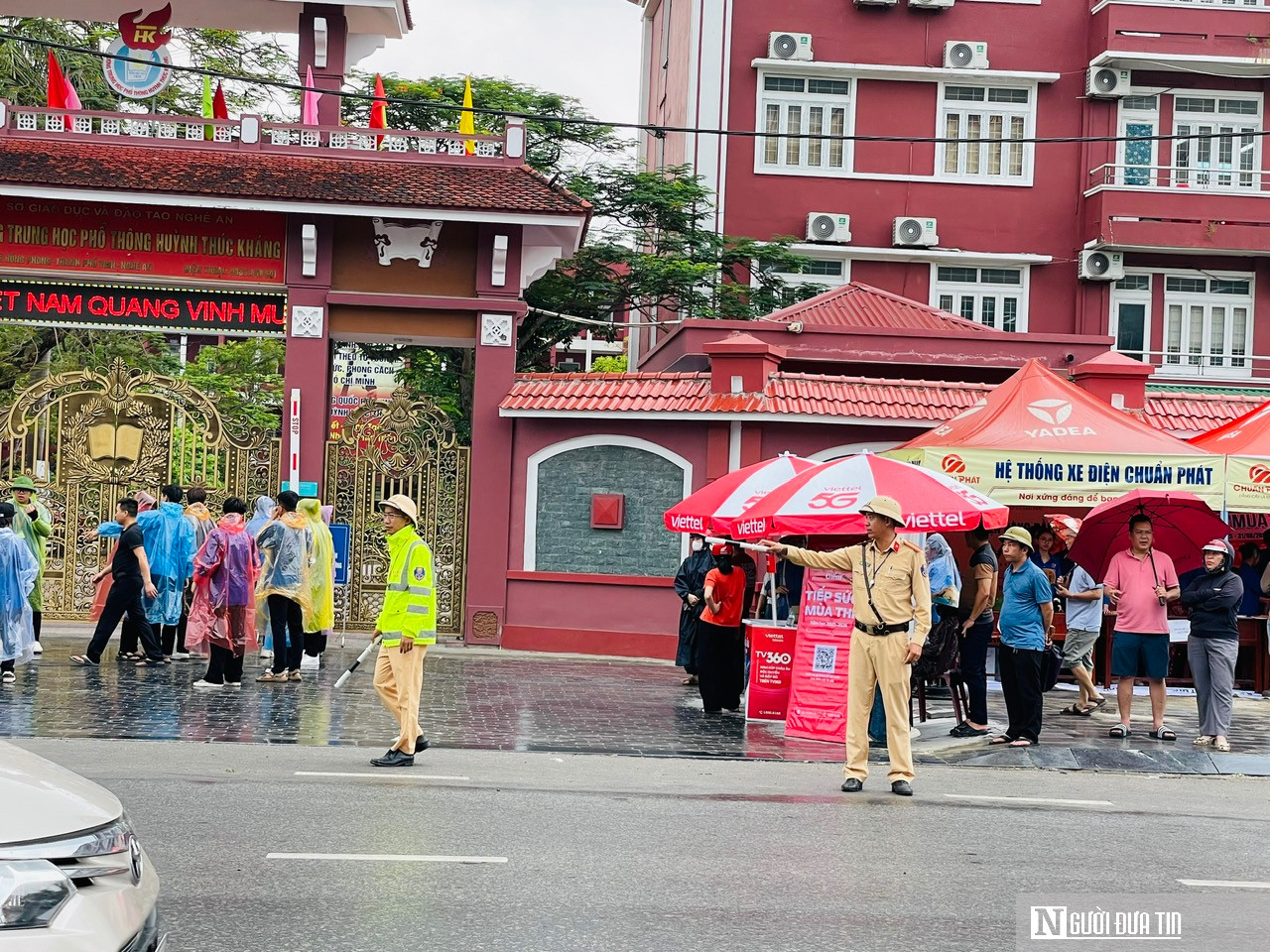 Cảm động hình ảnh CSGT dầm mưa phân luồng, tiếp sức sĩ tử mùa thi- Ảnh 3.