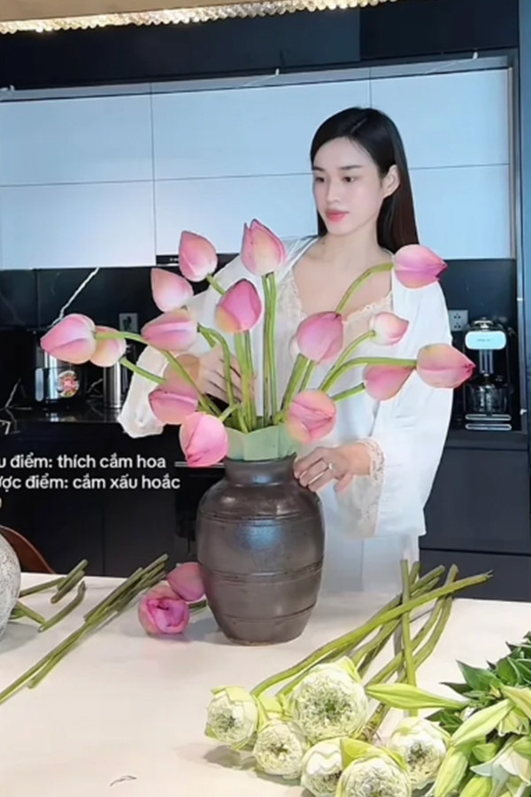 Hoa hậu quê Thanh Hóa vướng tin đồn sắp lấy doanh nhân gốc Quảng Bình vì chi tiết ở ngón tay áp út - Ảnh 2.