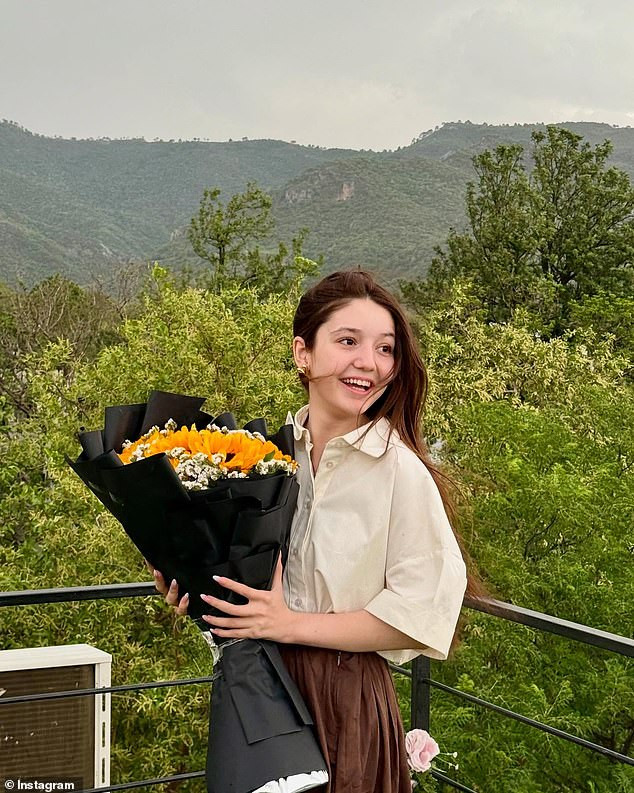 Sana đã tròn 17 tuổi vào tuần trước và có hơn một triệu người theo dõi trên các tài khoản mạng xã hội của cô ấy