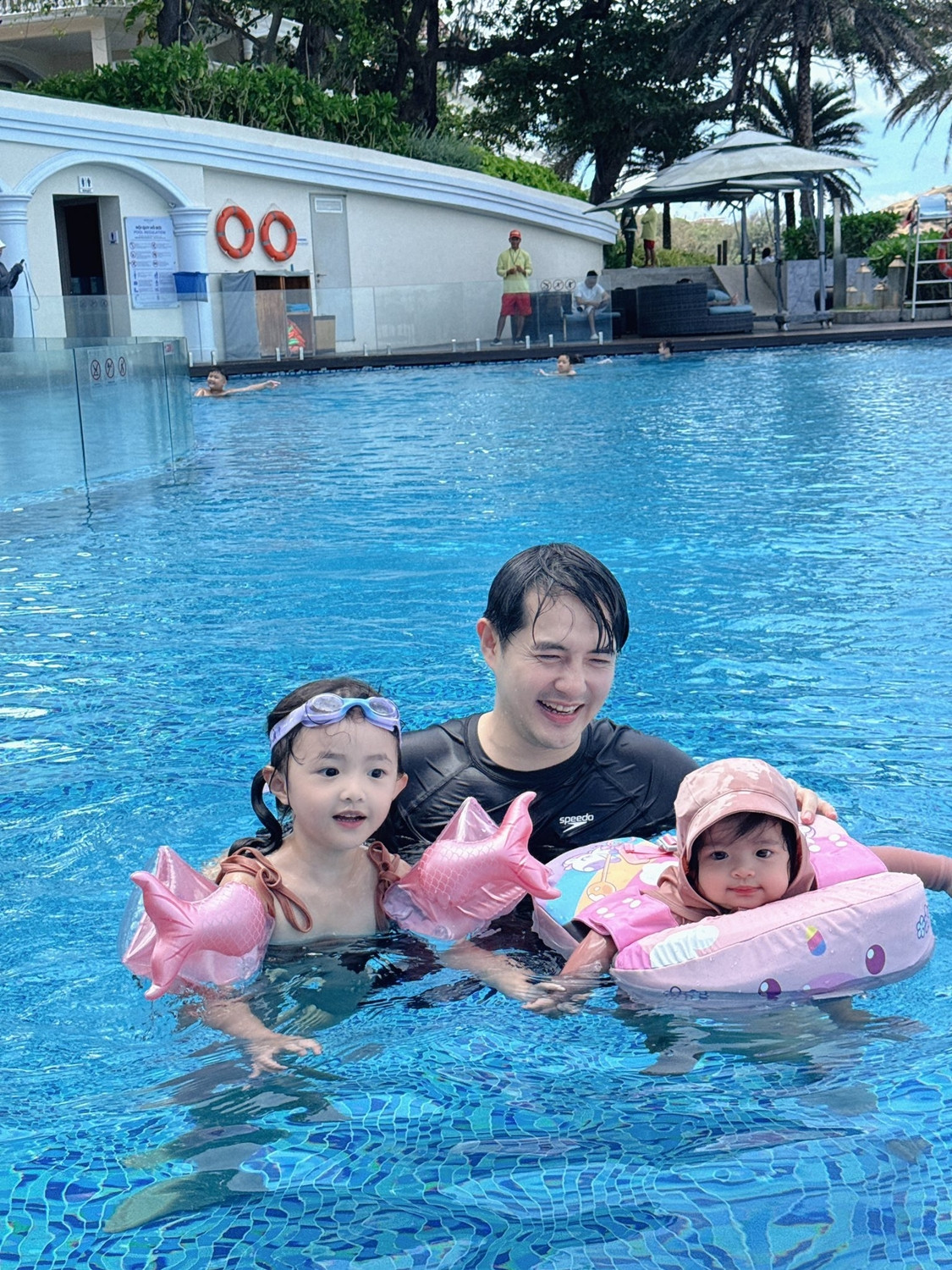 Ông Cao Thắng Đông Nhi khoe ảnh độc lạ của hai con gái