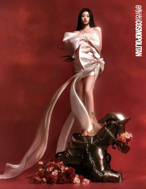 'Mỹ nữ 4000 năm có một' Cúc Tịnh Y diện đầm Đỗ Mạnh Cường trên bìa Cosmopolitan Trung Quốc - Ảnh 3