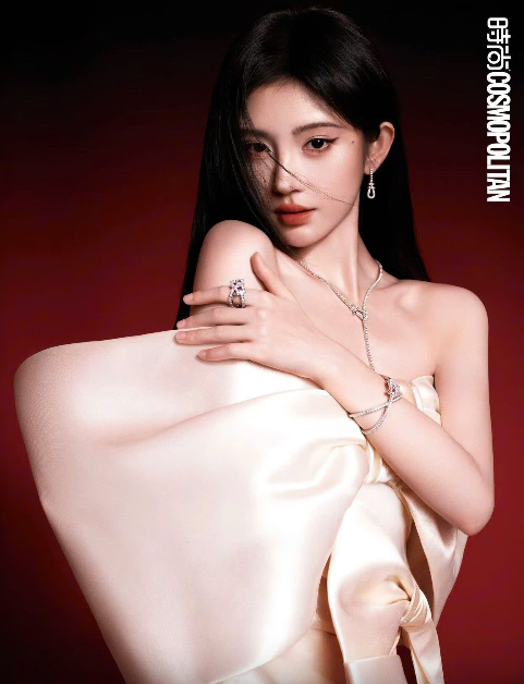 'Mỹ nữ 4000 năm có một' Cúc Tịnh Y diện đầm Đỗ Mạnh Cường trên bìa Cosmopolitan Trung Quốc - Ảnh 1