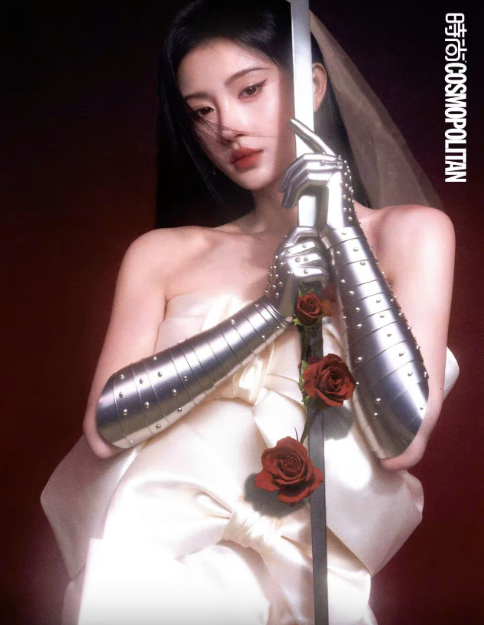 'Mỹ nữ 4000 năm có một' Cúc Tịnh Y diện đầm Đỗ Mạnh Cường trên bìa Cosmopolitan Trung Quốc - Ảnh 2