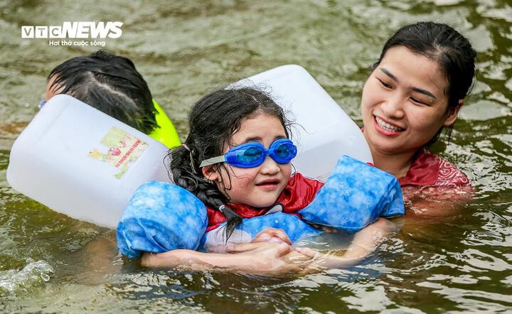 Cuối tuần này, miền Bắc và miền Trung lại đón đợt nắng nóng, có nơi gay gắt trên 37°C. (Ảnh minh hoạ: Ngô Nhung)