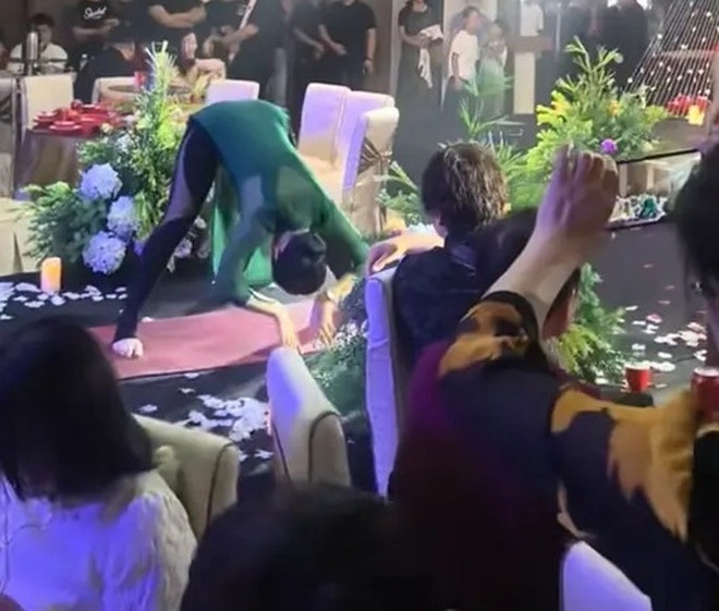 Mẹ Biểu Diễn Yoga Trong Đám Cưới Con Trai, Quan Khách Ái Ngại Dam Cuoi1.Jpg
