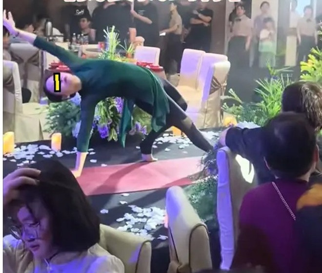 Mẹ Biểu Diễn Yoga Trong Đám Cưới Con Trai, Quan Khách Ái Ngại Dam Cuoi2.Jpg