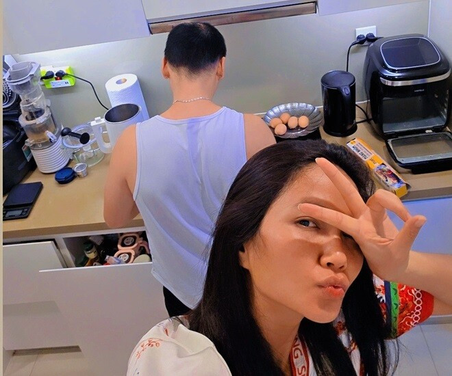 Khoe nồi canh chồng nấu bị chê như nồi cháo heo HHen Niê đáp trả