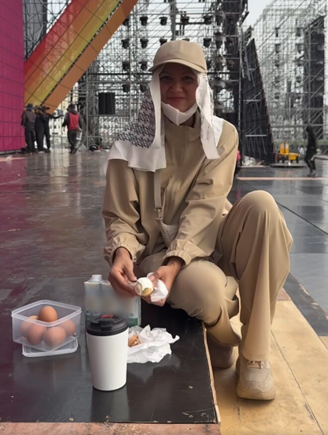 Khoe nồi canh chồng nấu bị chê như nồi cháo heo HHen Niê đáp trả