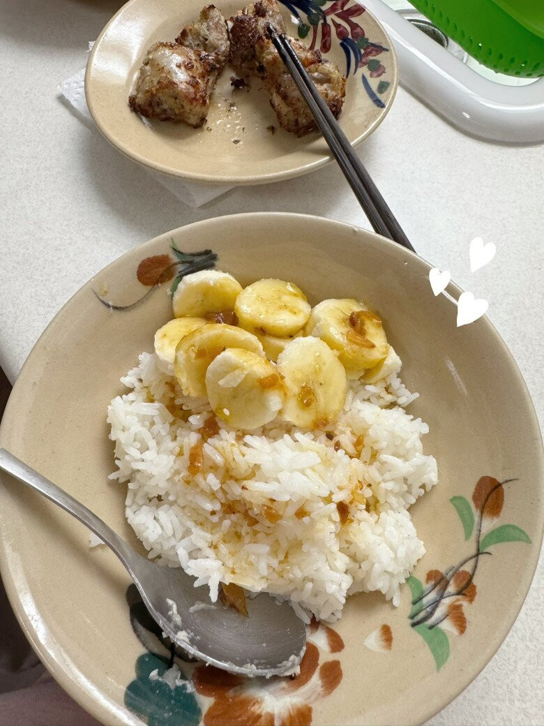 Chồng Việt kiều Canada của Hoa hậu Diễm Hương về Việt Nam đãi vợ ăn cơm với chuối - Ảnh 3.