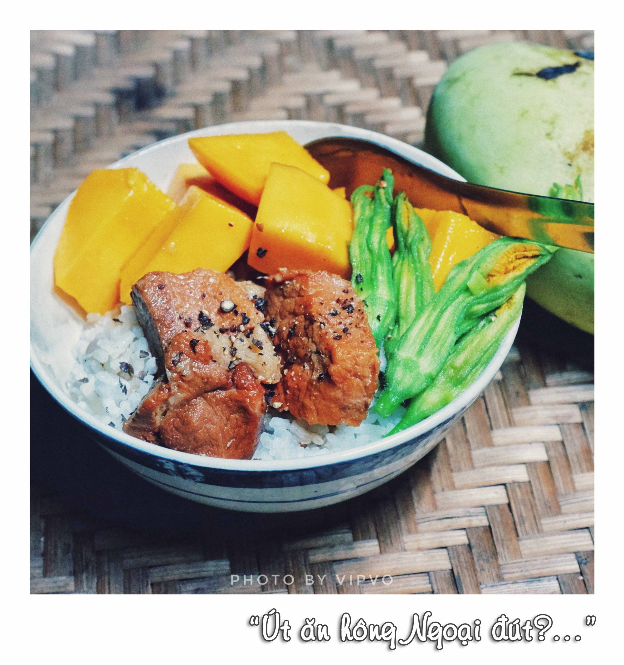 Chồng Việt kiều Canada của Hoa hậu Diễm Hương về Việt Nam đãi vợ ăn cơm với chuối - Ảnh 5.