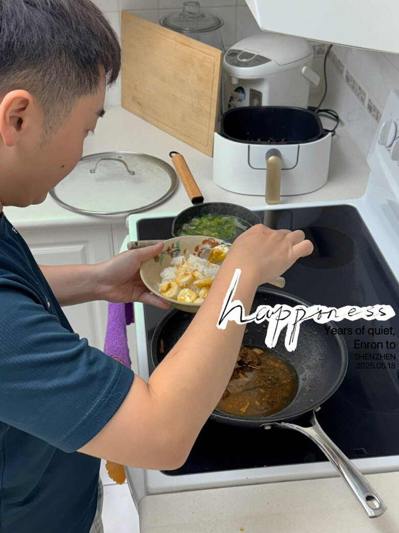 Chồng Việt kiều Canada của Hoa hậu Diễm Hương về Việt Nam đãi vợ ăn cơm với chuối - Ảnh 2.