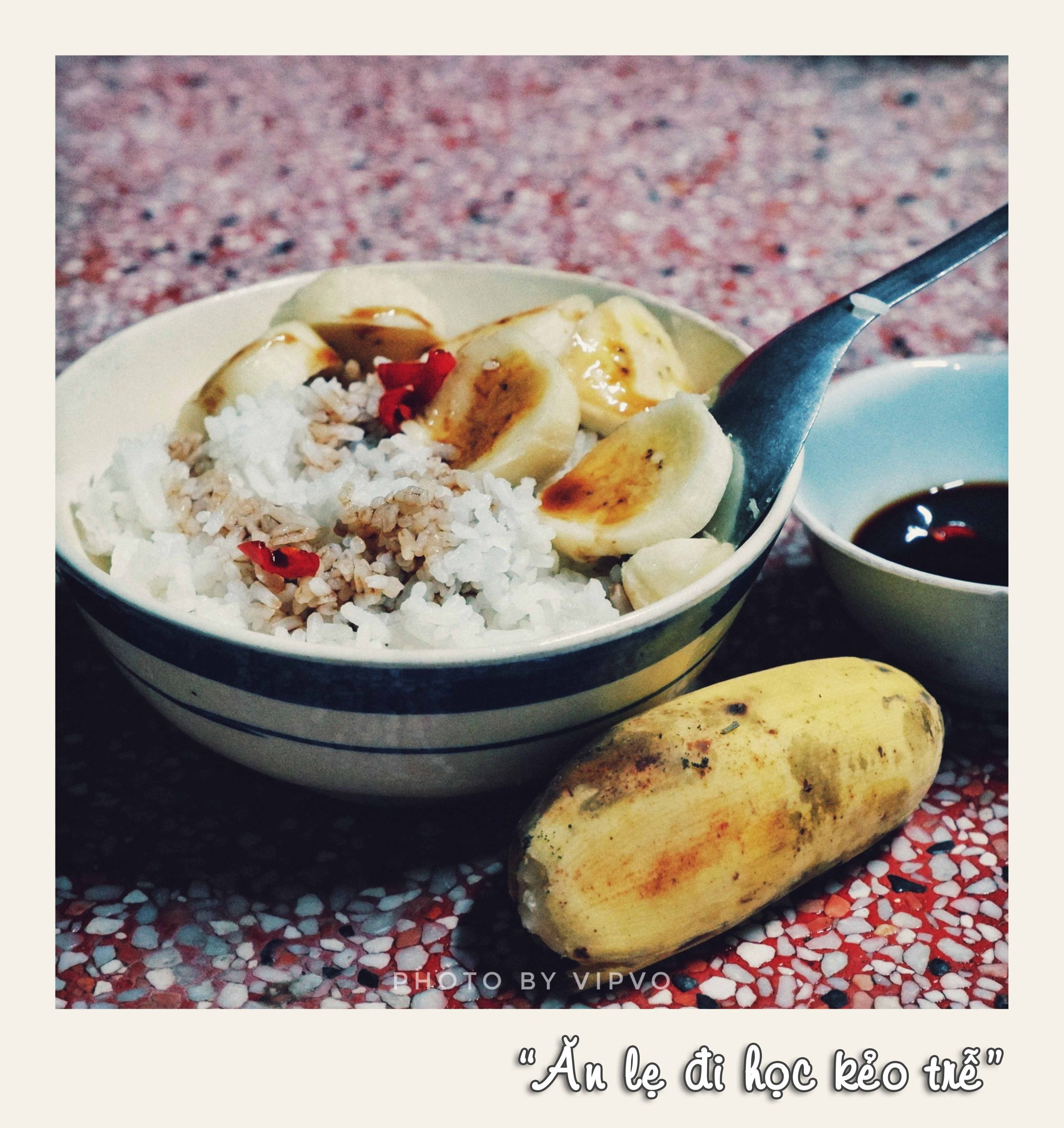 Chồng Việt kiều Canada của Hoa hậu Diễm Hương về Việt Nam đãi vợ ăn cơm với chuối - Ảnh 7.