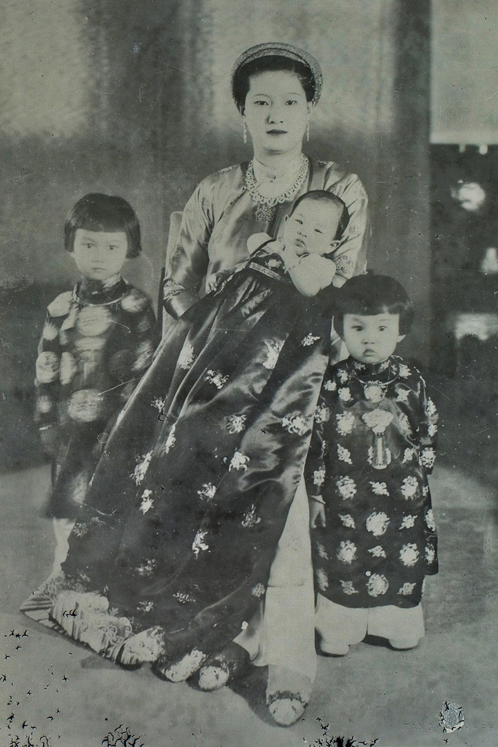 Ảnh Nam Phương hoàng hậu và các con đăng trên tờ Indochine hebdomadaire illustré năm 1942.