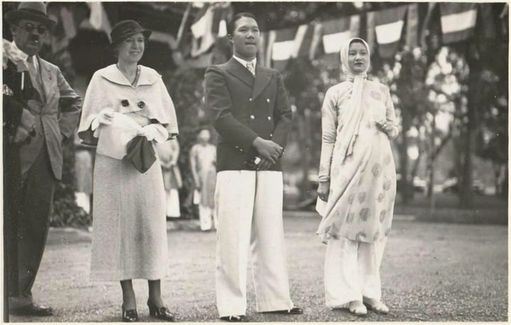 Nếu vua Bảo Đại lo việc quốc chính thì bà đảm nhiệm vai trò hậu cung, gìn giữ lễ nghi, giáo dục con cái, đồng thời tích cực tham gia công tác thiện nguyện, quyên góp, chăm lo các nhà phước, khuyến học.