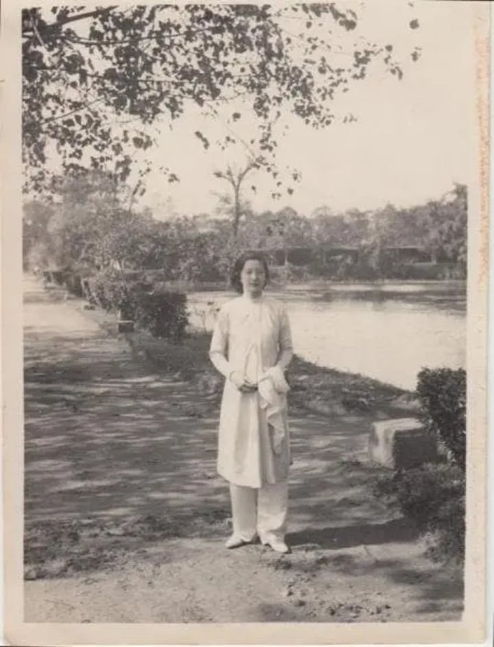 Nguyễn Hữu Thị Lan trong tà áo dài truyền thống, được cho là chụp vào lễ ra mắt chính thức với gia đình Hoàng tộc trước thềm đám cưới năm 1934.