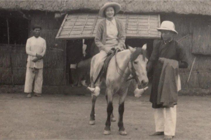 Không chỉ nổi bật với nét đẹp đoan trang, vóc dáng dong dỏng cao, Nguyễn Hữu Thị Lan còn sở hữu tư chất thông minh, thành thạo nhiều ngoại ngữ, có lối ứng xử khéo léo và phong thái quý tộc.