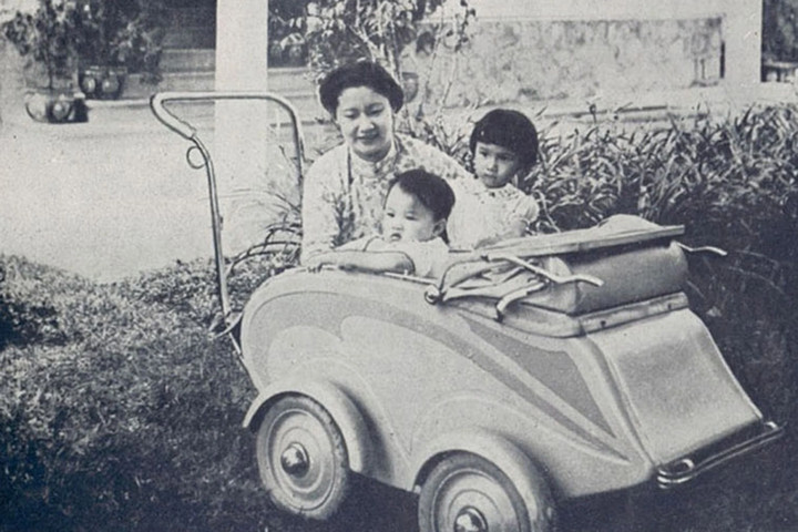 Hoàng hậu và các con vào tháng 5/1939 trên tờ Le Monde colonial illustré.