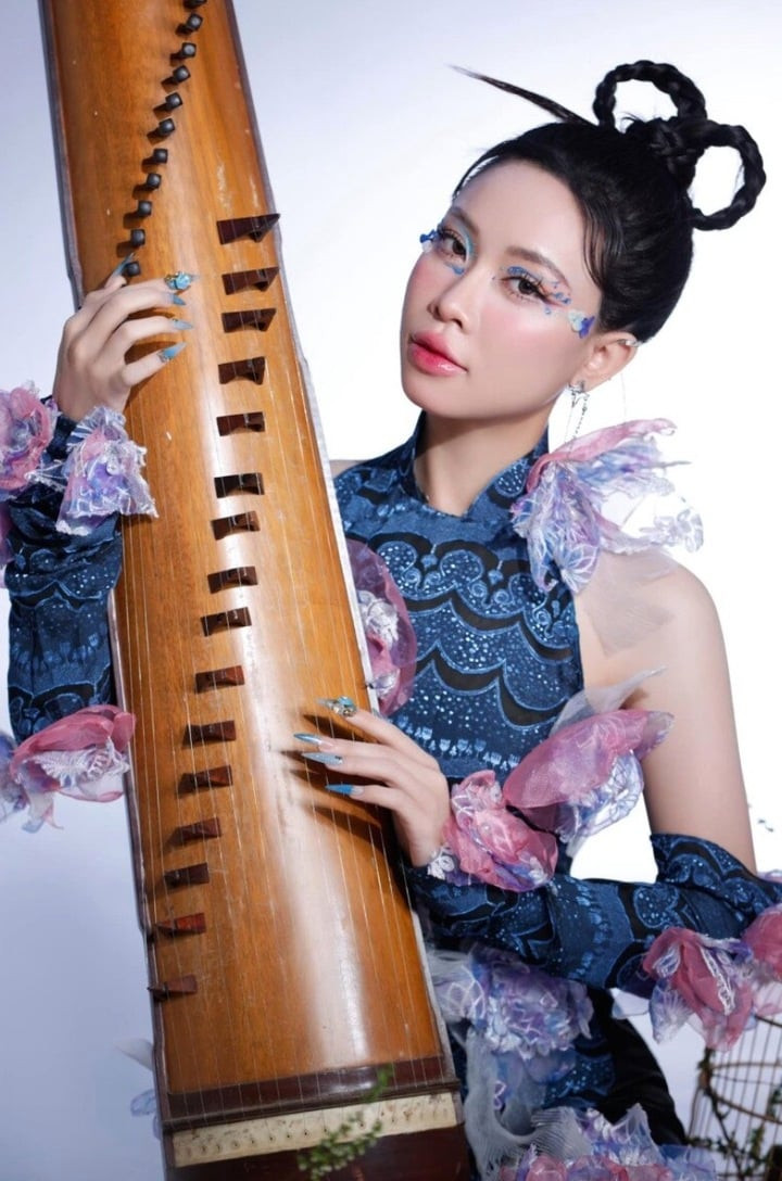 Bảo Uyên có sự nghiệp âm nhạc mờ nhạt.