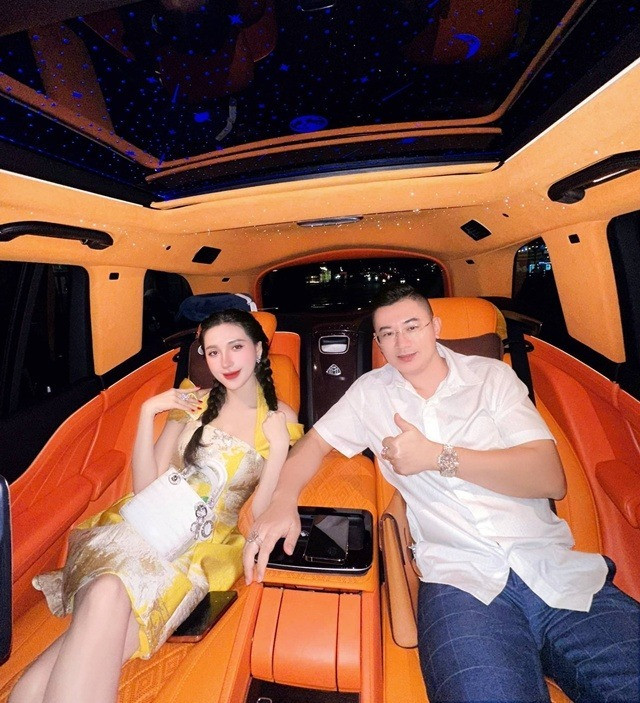 Sự thật ngã ngửa Ngân Collagen thuê biệt thự 500 tỷ theo giờ để sống phông bạt