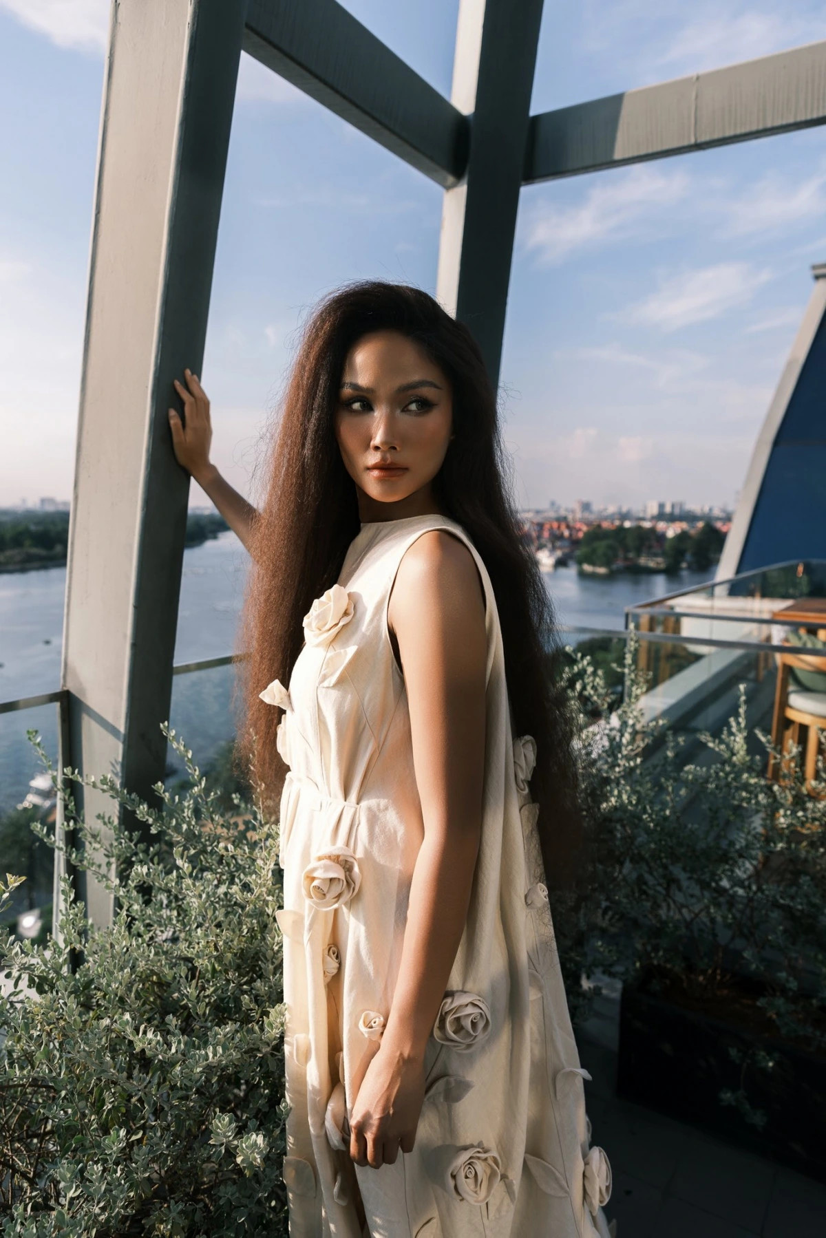 thoi trang giau bung cua hoa hau h hen nie truoc khi thong bao tin vui hinh anh 8