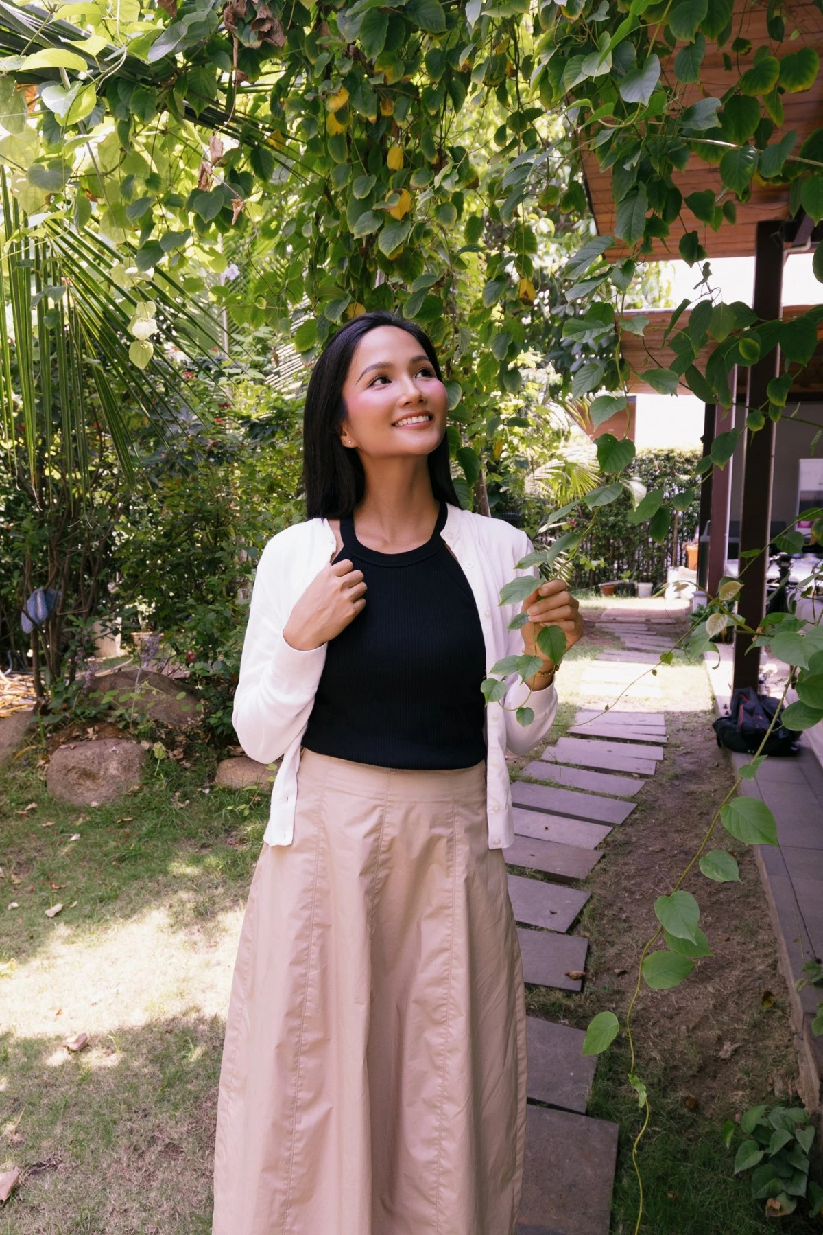 thoi trang giau bung cua hoa hau h hen nie truoc khi thong bao tin vui hinh anh 3