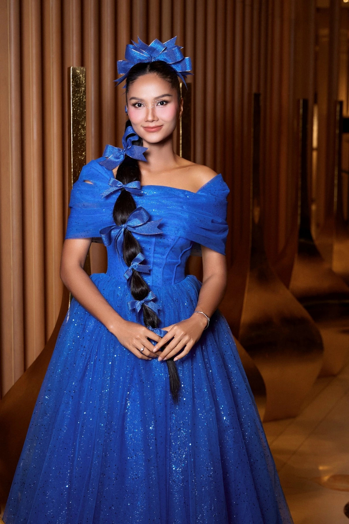 thoi trang giau bung cua hoa hau h hen nie truoc khi thong bao tin vui hinh anh 4