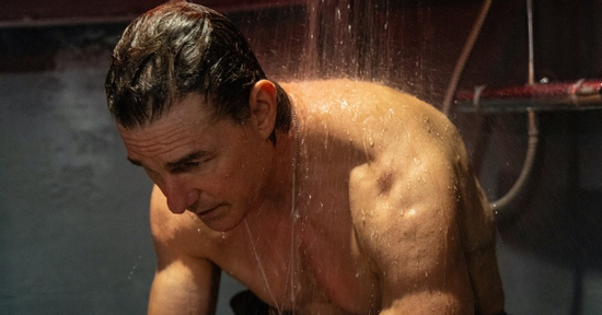 Tom Cruise cơ bắp cuồn cuộn ở tuổi 63, nghỉ ngơi bằng cách nhảy khỏi máy bay