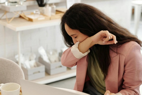 Trót ‘tình một đêm’ với anh hàng xóm, vợ bị trừng phạt theo cách khó tin