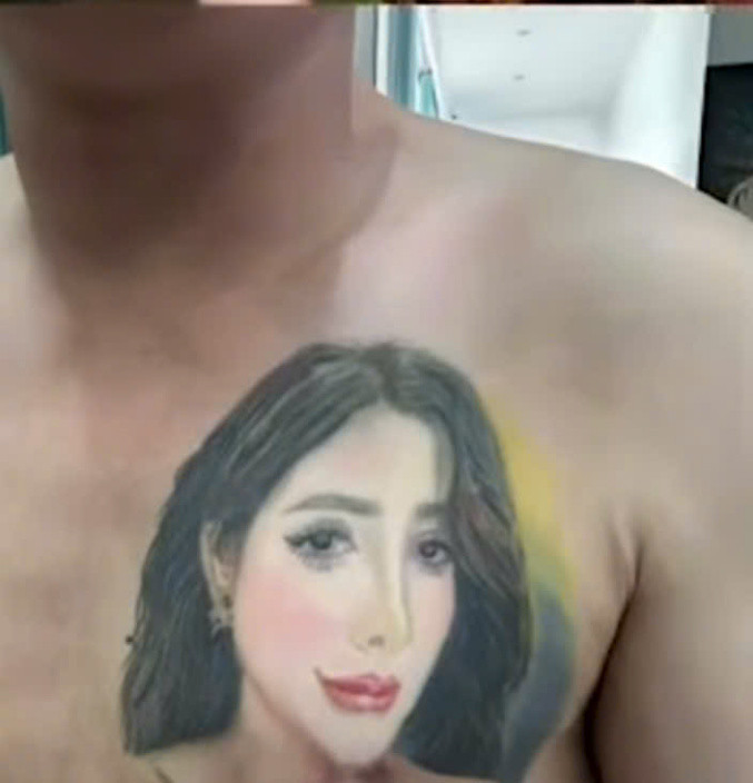 Chồng Ngân Collagen xăm mặt vợ lên ngực để chứng minh tình yêu dù chưa cưới