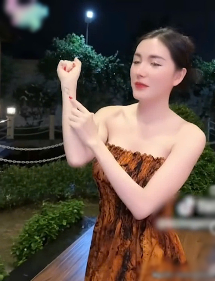 Chồng Ngân Collagen Xăm Hình Vợ Lên Ngực Để Chứng Minh Tình Yêu Dù Chưa Cưới Chồng Ngân Collagen Xăm Mặt Vợ Lên Ngực Để Chứng Minh Tình Yêu Dù Chưa Cưới