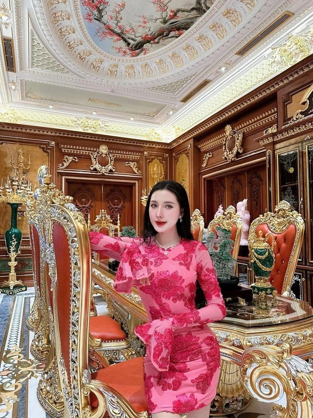 Chồng Ngân Collagen xăm mặt vợ lên ngực để chứng minh tình yêu dù chưa cưới