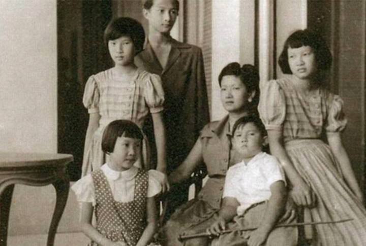 Công chúa Phương Dung chụp cùng mẹ và các anh chị em.