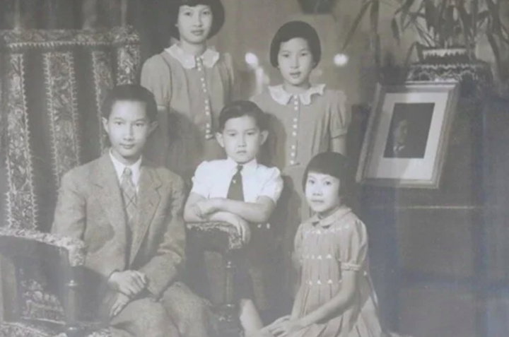 Hoàng tử Bảo Thăng (ở giữa) cùng các anh chị.