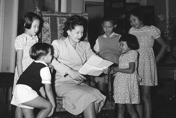 Hoàng hậu Nam Phương cùng các con.