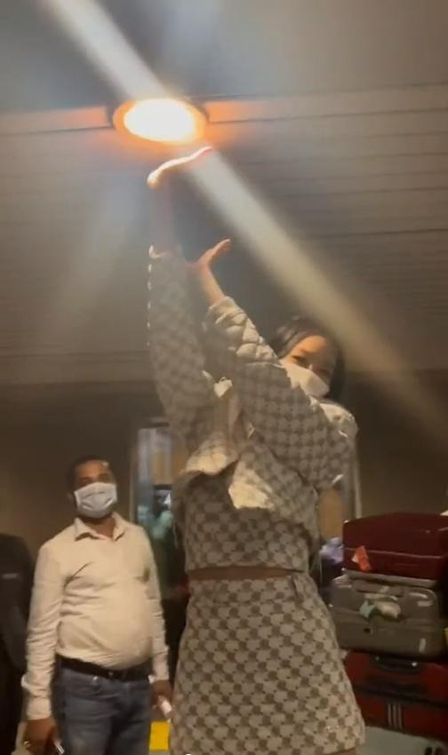 Hòa Minzy như người kiến khi đứng cạnh hoa hậu có chiều cao khủng nhất Việt Nam