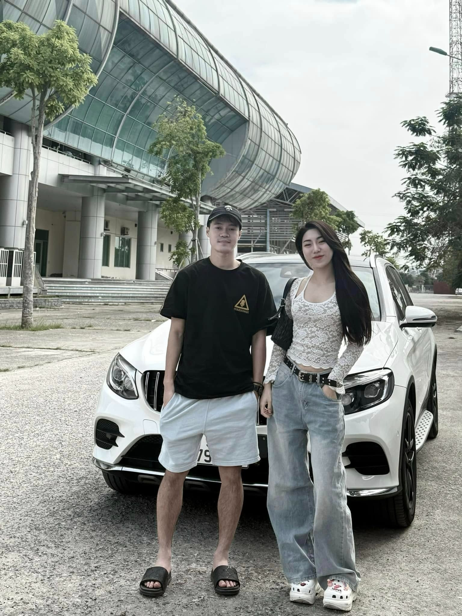 Rộ tin Văn Toàn đã có người yêu từ mặt đến vóc dáng đều nuột cực thân với Hòa Minzy