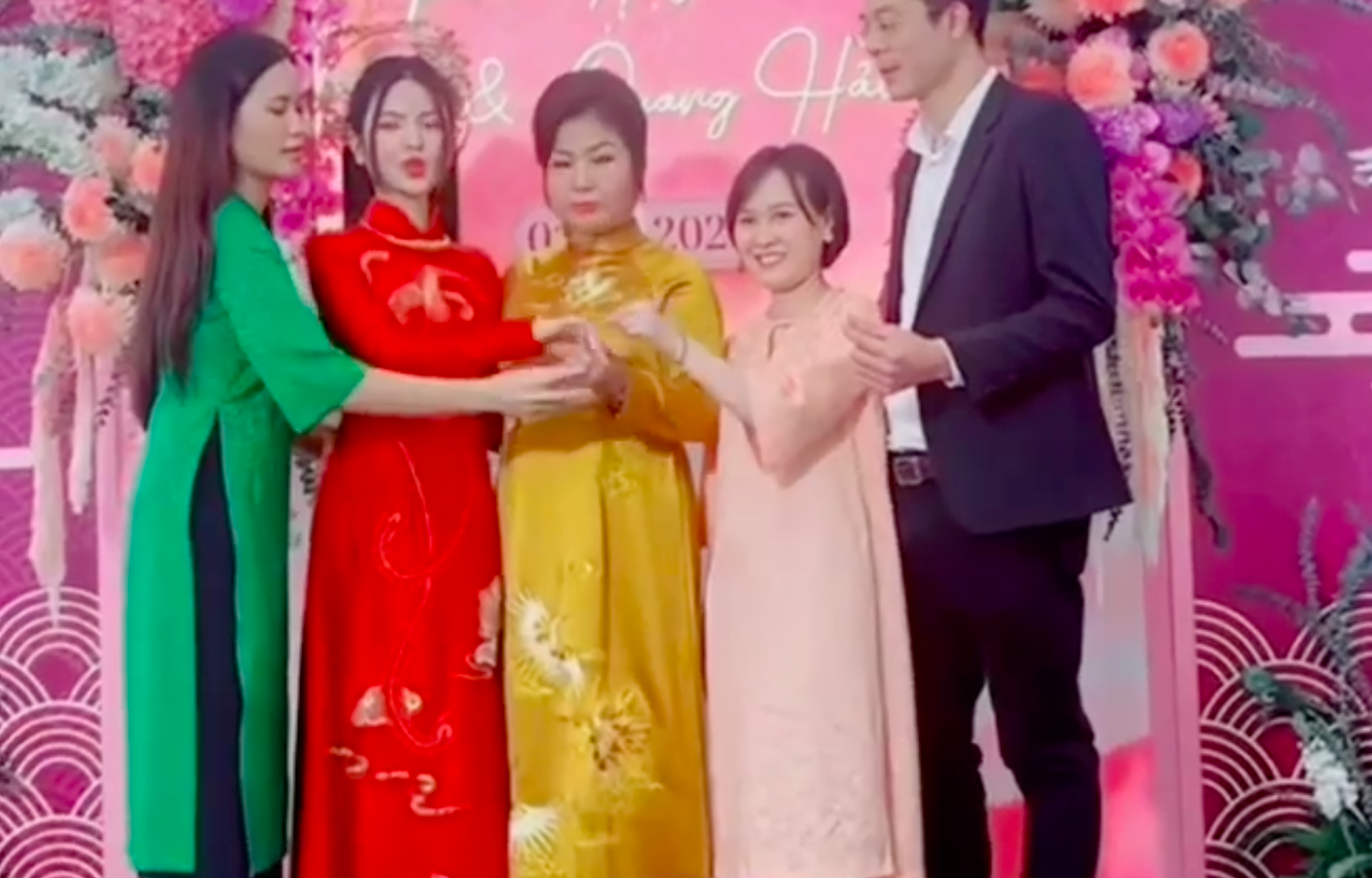 Vợ Quang Hải Gây Phẫn Nộ Với Hành Động Trèo Lên Bàn Ăn Để Chụp Ảnh Vợ Quang Hải Gây Tranh Cãi Với Hành Động Trèo Lên Bàn Ăn Để Chụp Ảnh