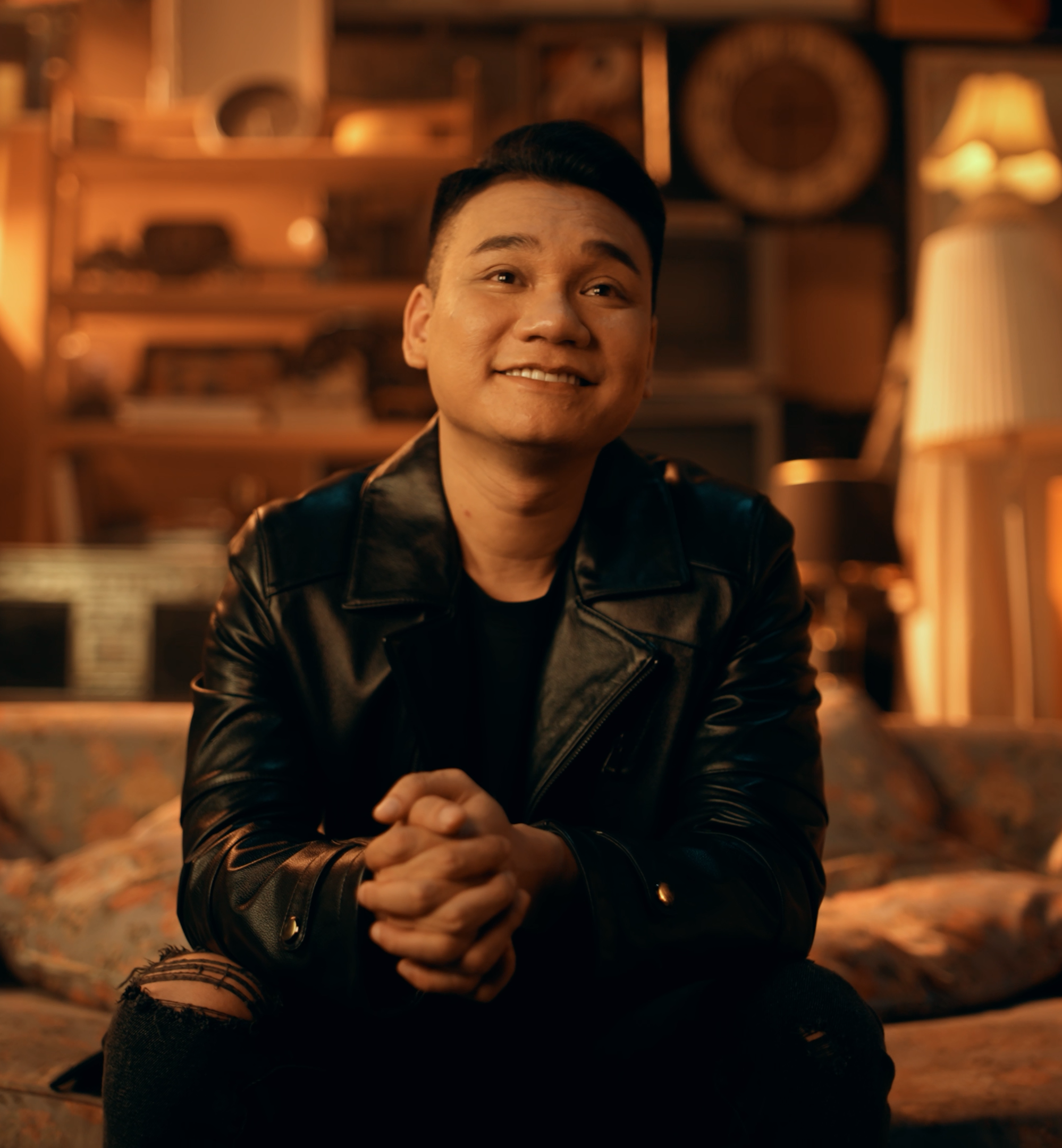 Khắc Việt Chính Thức 'Comeback', Tung Hit Mới Sau 5 Năm Vắng Bóng Làng Nhạc Việt 3.0.00_21_21_17.Still099 Copy.png