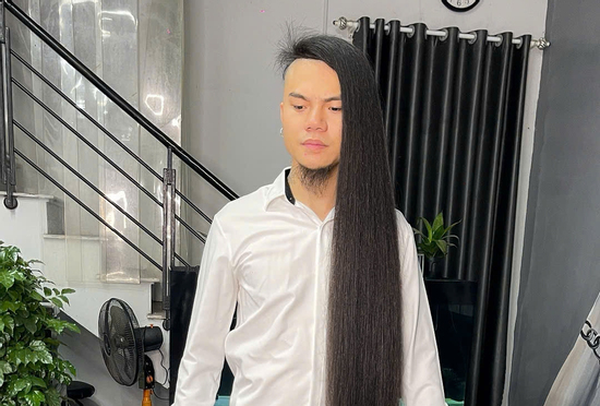Chàng trai Hải Dương sở hữu mái tóc suôn mềm dài 1,7m, hội chị em nhìn 'đỏ mắt'