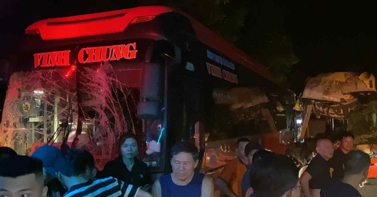 Hiện trường kinh hoàng vụ 3 xe khách tông nhau trên QL1A