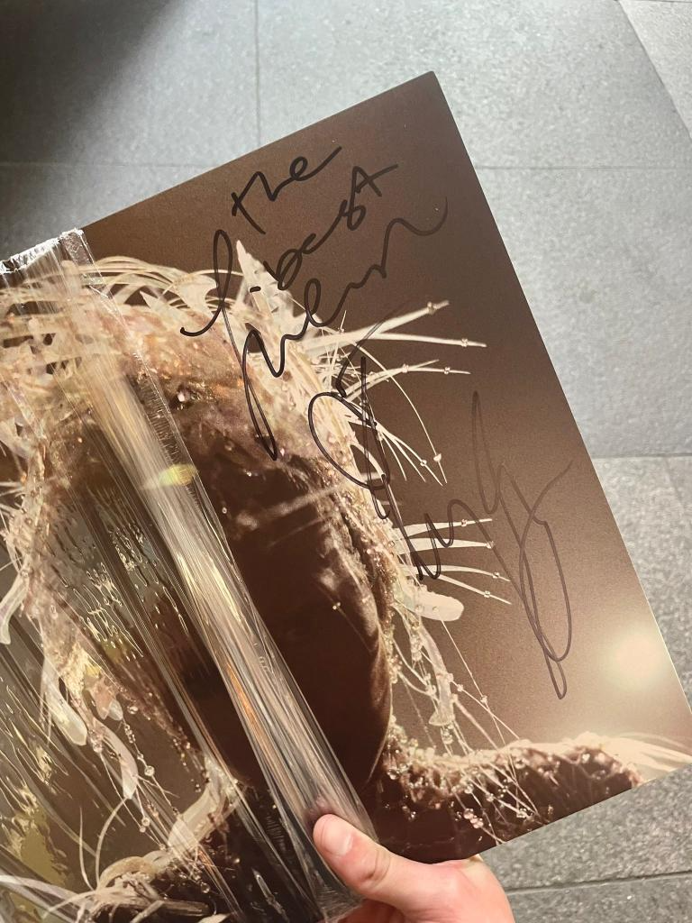 Ly Hôn 5 Năm, Miley Cyrus Vẫn Cay Cú Vào Hùa Với Fan 'Cà Khịa' Chồng Cũ Liam Hemsworth? Miley Writing Best Liam Vinyl 10