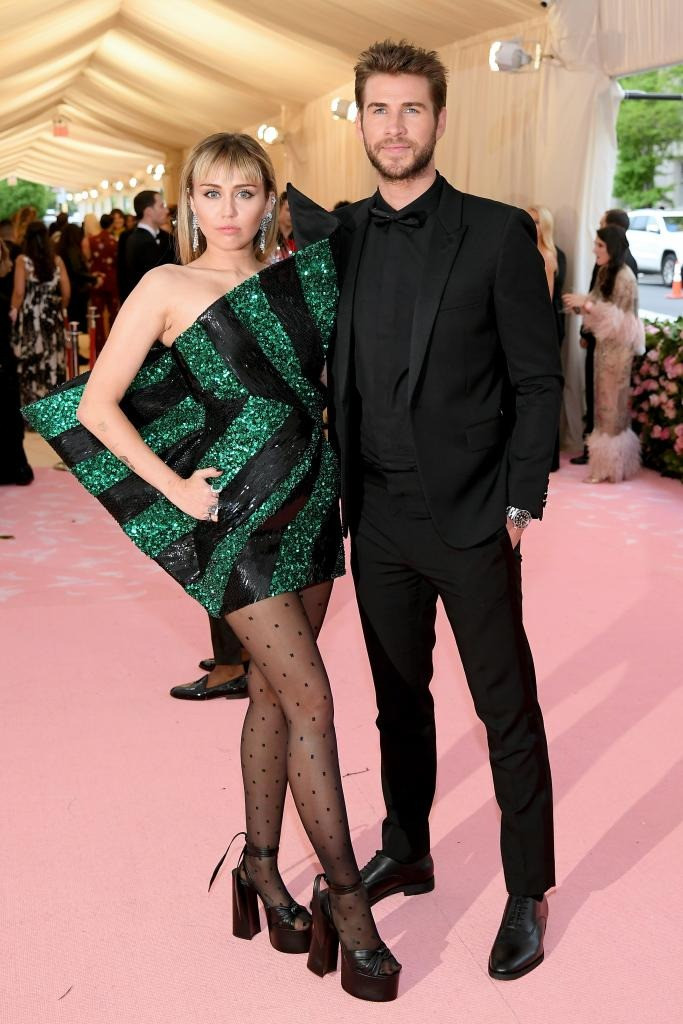 Ly Hôn 5 Năm, Miley Cyrus Vẫn Cay Cú Vào Hùa Với Fan 'Cà Khịa' Chồng Cũ Liam Hemsworth? Notes Fashion Metropolitan Museu